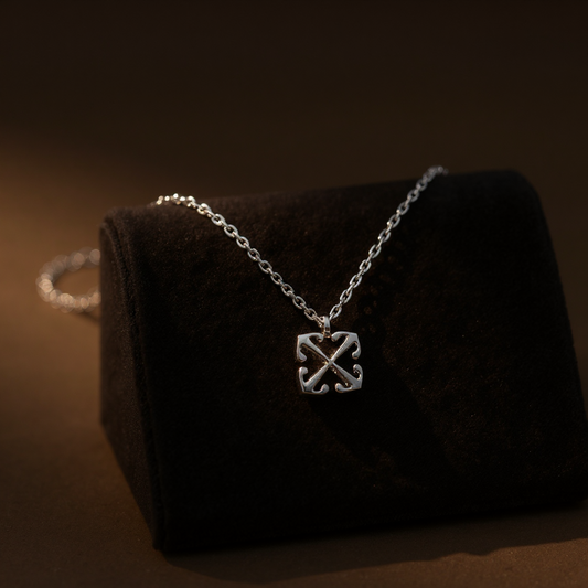 "OFF WHITE" SILVER NECKLACE BOXED WITH TAGS NEW, READY TO WEAR OFF WHITE.RRP:£350.00