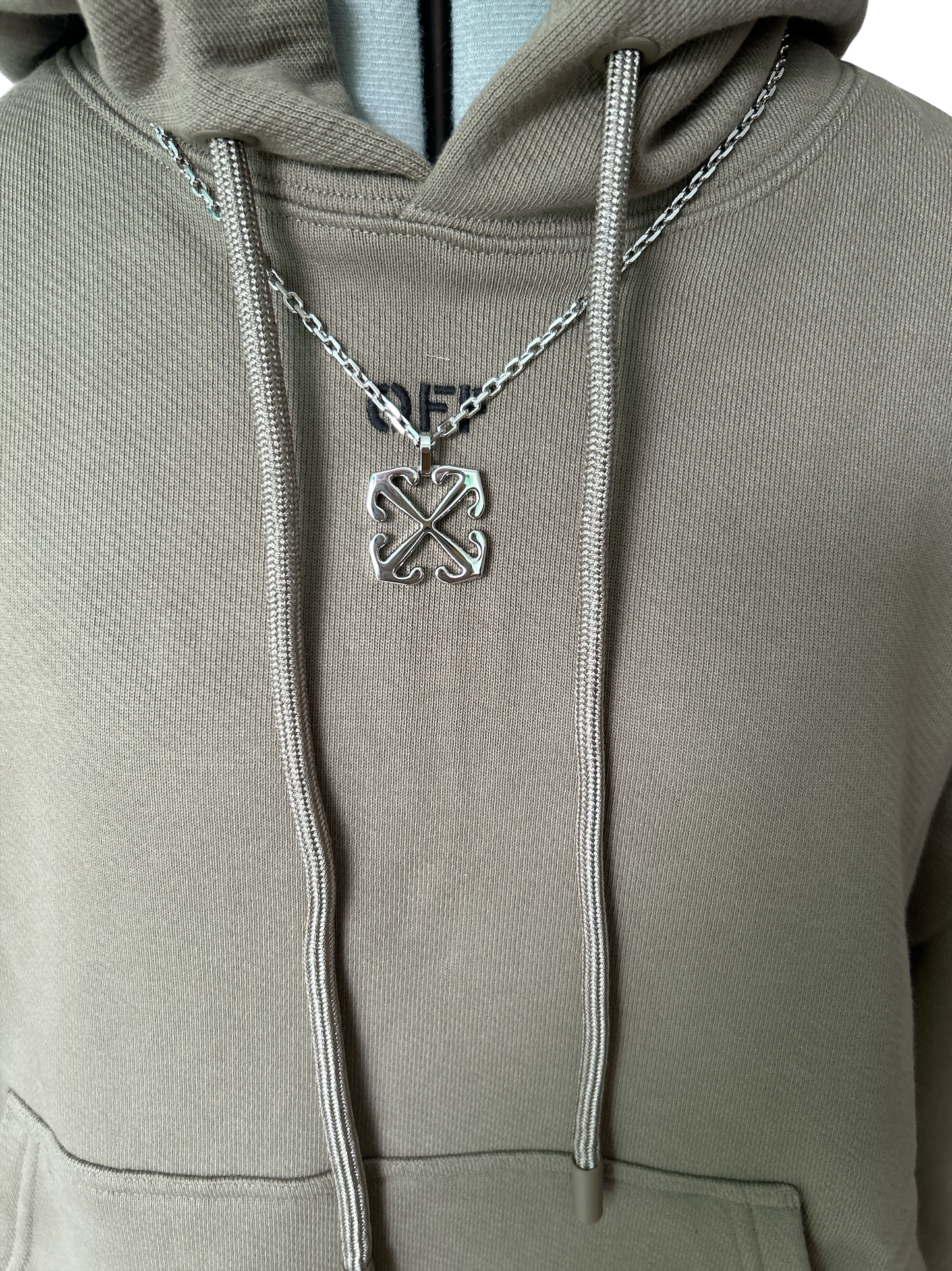 "OFF WHITE" SILVER NECKLACE BOXED WITH TAGS NEW, READY TO WEAR OFF WHITE.RRP:£350.00